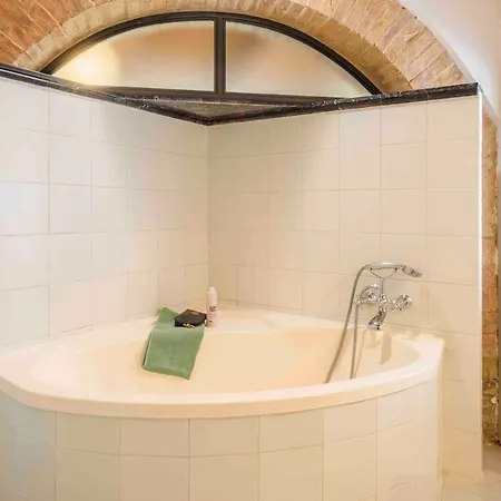 Podere Croci, 400yr Monastery Villa, Pool, 16 Guests Вилла